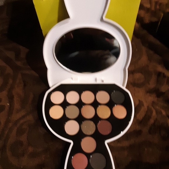 Karl Langerfeld eyeshadow pallet.  New in box. - Picture 2 of 3